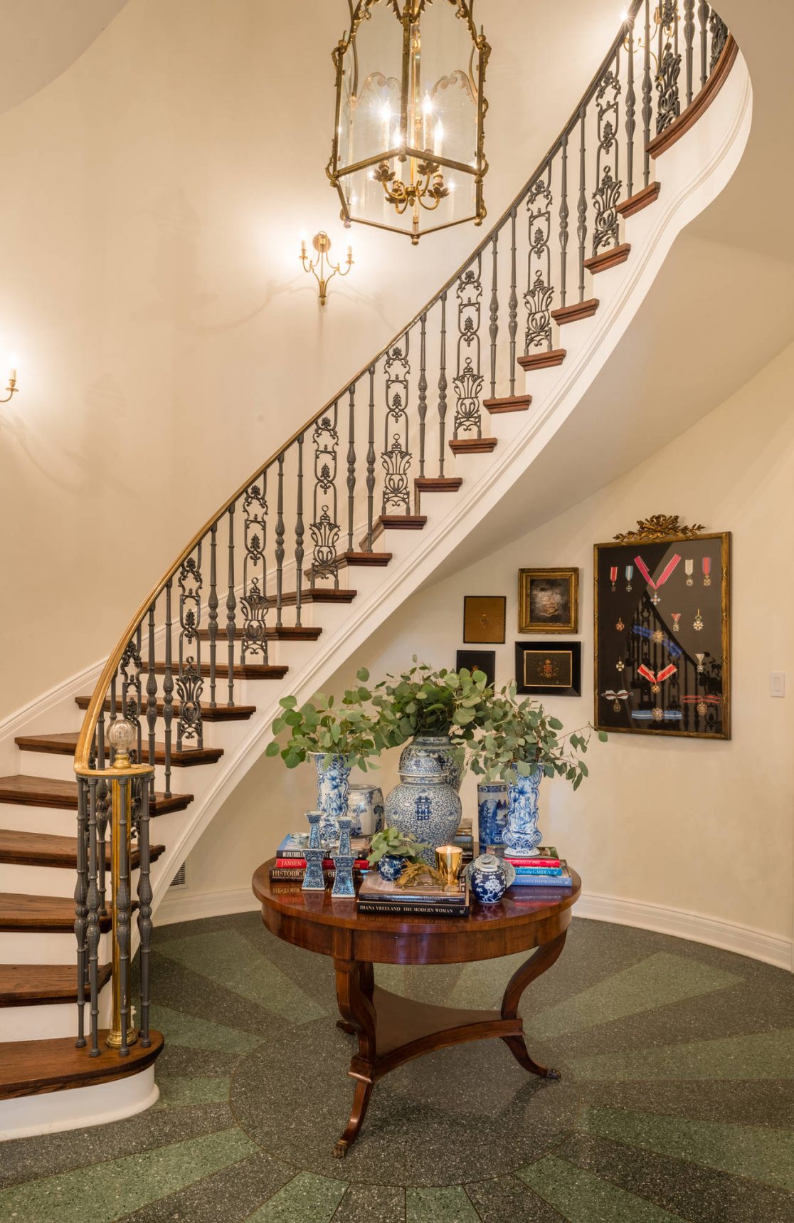 Traditional Estate Spiral Staircase